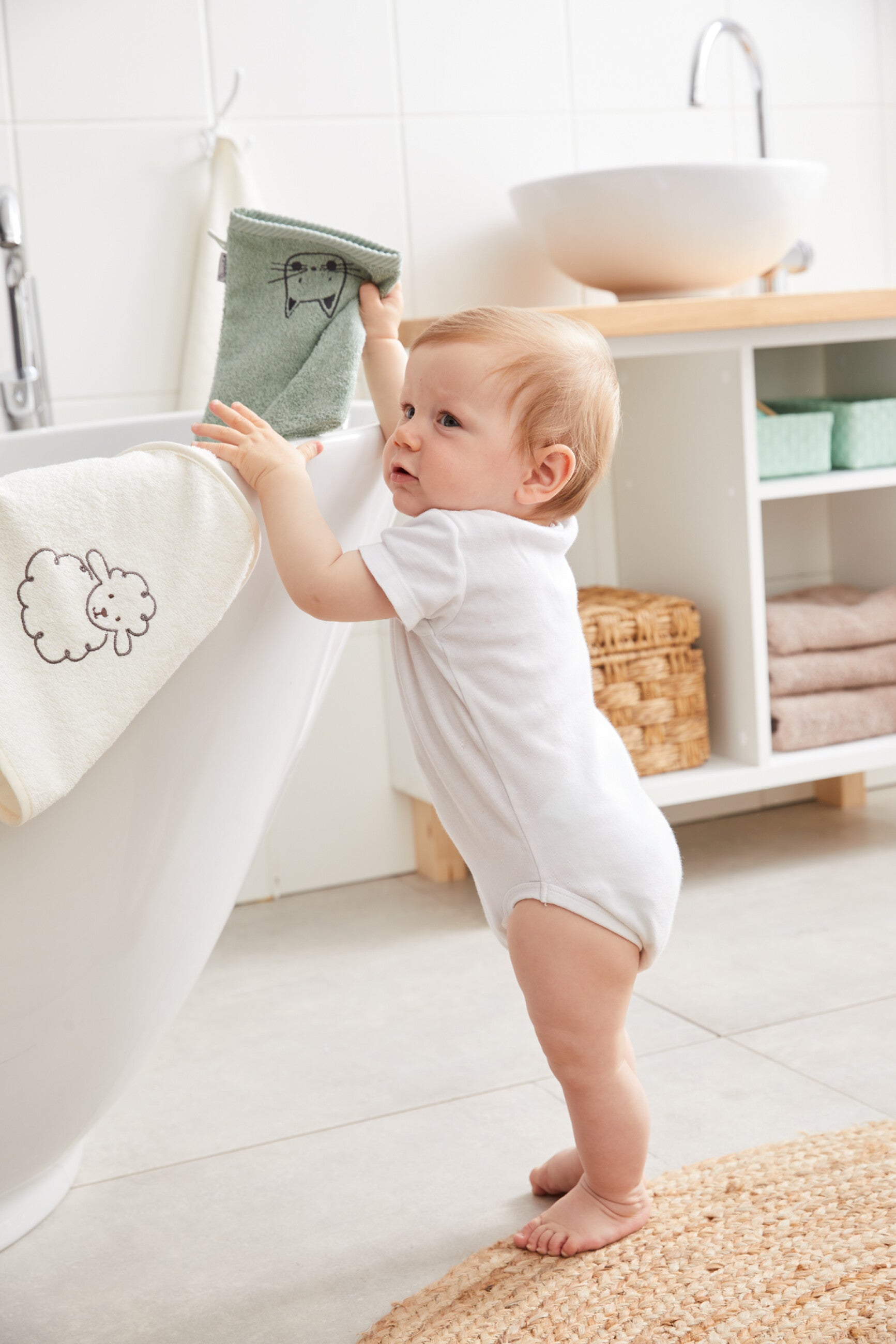 Hooded bath towel with sheep flake motif 100x100cm sterntaler
